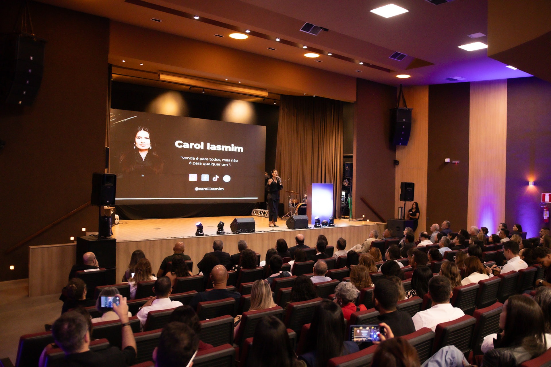 Auditório lotado durante apresentação de palestrante no MinasImob