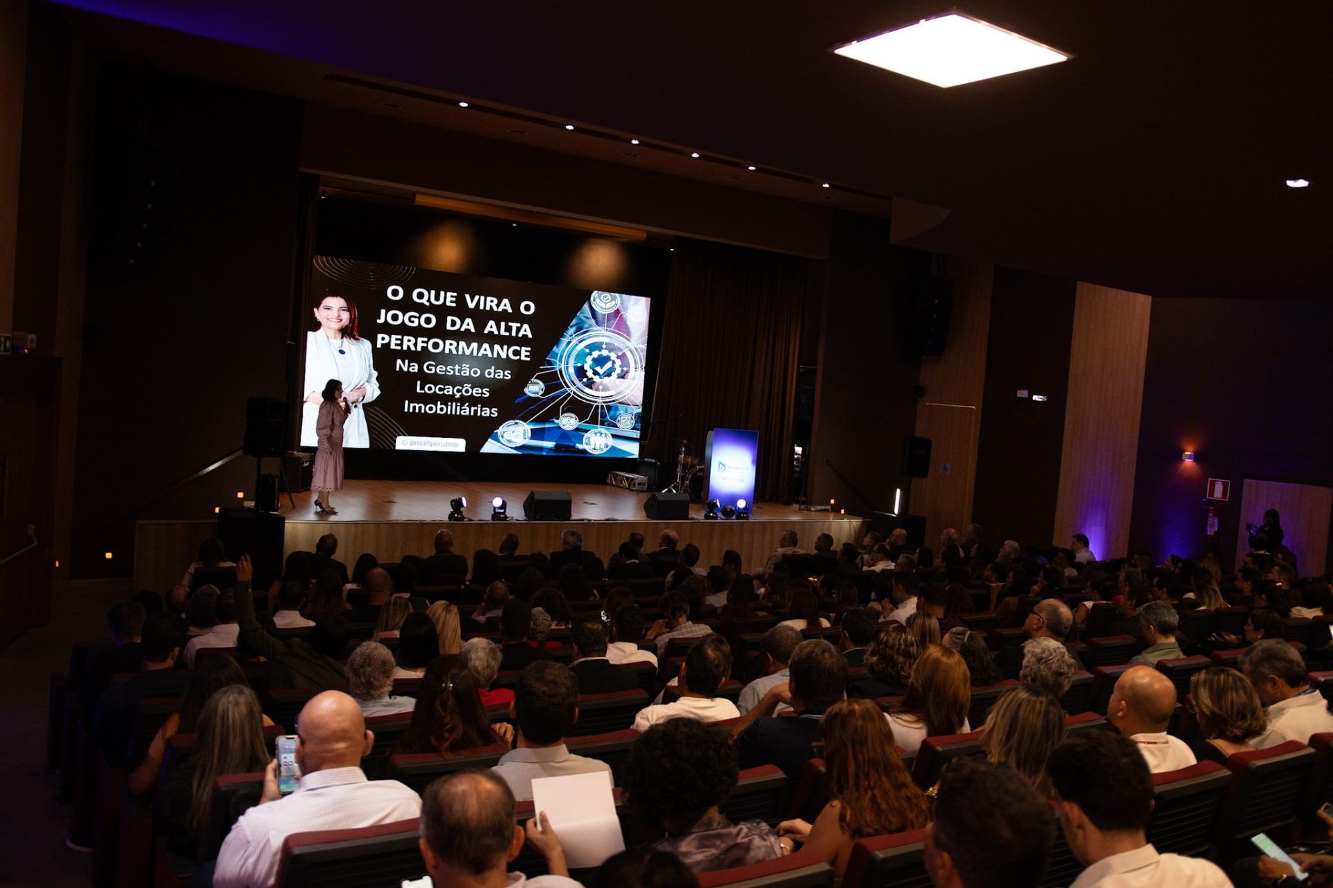 Palestra sobre alta performance na gestão das locações imobiliárias no palco do evento